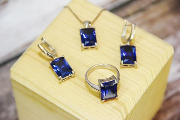 Γυναικεία Κοσμήματα Σκουλαρίκια Δαχτυλίδι Και Κολιέ Λαιμόκοψη Πολύτιμες Πέτρες Ξύλινο — Φωτογραφία Αρχείου