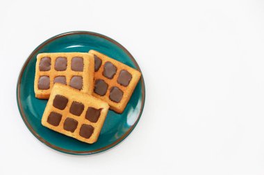 Süslü tabakta çikolatalı tatlı kare Viyana waffleları