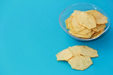 Süslü tabakta kızarmış flüt cipsi..