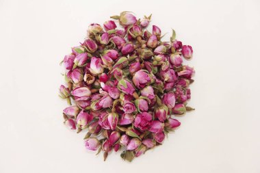 Çay yapmak için küçük pembe gül tomurcukları.