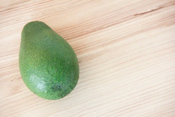 Natürliche Runde Grüne Avocado Auf Braunem Holzhintergrund — Stockfoto