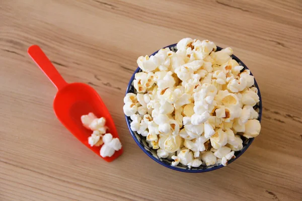 Smažený Bílý Vzdušný Popcorn Ozdobném Talíři Červené Lžíci Hnědém Dřevěném — Stock fotografie
