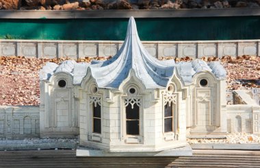 Antalya, Türkiye, 15 Mart 2023. Klasik Avrupa tarzında eski bir tarihi binanın yerleşimi