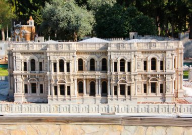 Antalya, Türkiye, 15 Mart 2023. Klasik Avrupa tarzında eski bir tarihi binanın yerleşimi