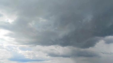 Düşük gri bulutlu kara fırtınalı gökyüzü