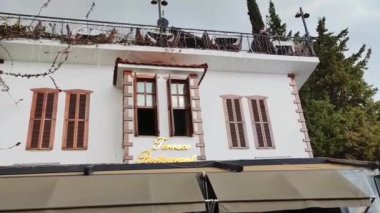 Antalya, Türkiye, 24 Şubat 2023. Dekoratif çerçeveli eski bir binanın ön cephesi