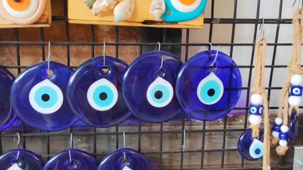 法蒂玛眼中邪恶的东方传统蓝色土耳其护身符在街上商店橱窗里 — 图库视频影像