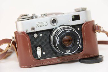 Antalya, Türkiye, 22 Mart 2023. Beyaz arka planda kahverengi bir çantada eski bir Sovyet fotoğraf makinesi.