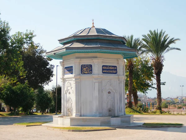 Antalya Türkei März 2023 Stilvoller Orientalischer Türkischer Brunnen Aus Metall — Stockfoto