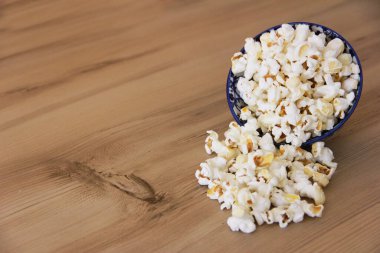 Kahverengi arka planda dekoratif tabakta kızarmış mısır.