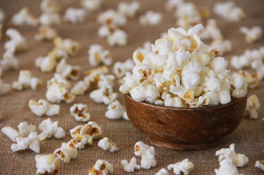 Kahverengi arka planda dekoratif tabakta kızarmış mısır.