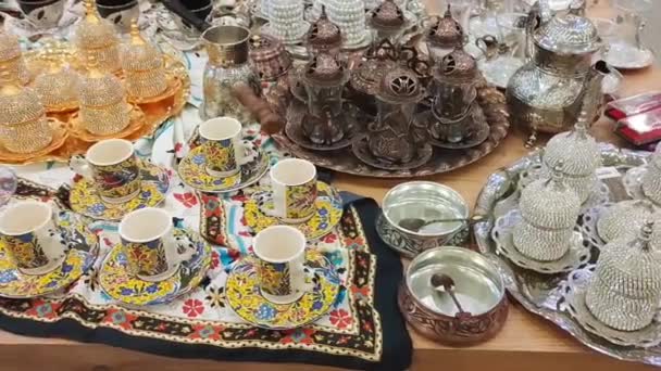 土耳其安塔利亚 2023年3月24日 商店橱窗里摆放着各种东方风格的五彩缤纷的陶瓷咖啡壶 杯子和盘子 — 图库视频影像