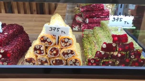 Oriental Τούρκικη Γλυκύτητα Πολύχρωμη Λουκούμι Ξηρούς Καρπούς Στην Βιτρίνα — Αρχείο Βίντεο