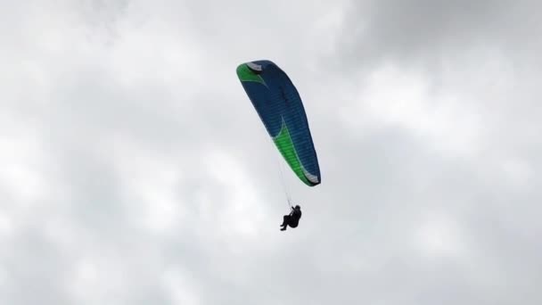 Чоловік Летить Блакитному Парашутисті Хмарного Сірого Неба — стокове відео