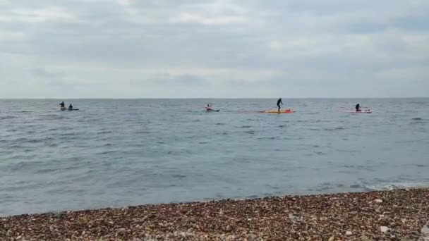 Menschen Schweben Auf Einem Wakeboard Offenen Blauen Meer Vor Bewölktem — Stockvideo