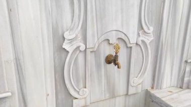 Antalya, Türkiye, 15 Mart 2023. Türkiye sokaklarında geleneksel Doğu tarzında içme suyu çeşmesi