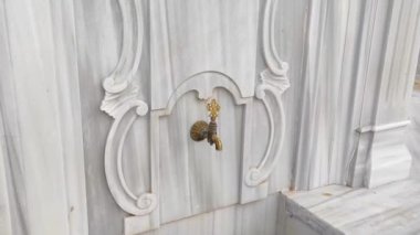 Antalya, Türkiye, 15 Mart 2023. Türkiye sokaklarında geleneksel Doğu tarzında içme suyu çeşmesi