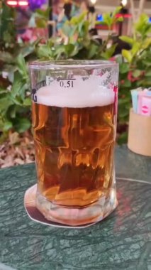 Lezzetli doğal bira bir kafede masanın üstünde bir bardakta