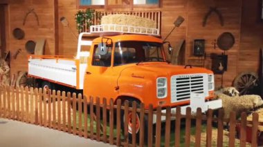 Antalya, Türkiye, 23 Şubat 2023. Nakliye ve teslimat için eski ve nadir bir kargo kamyonu.