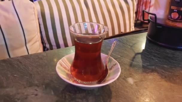 カフェのテーブルの上の伝統的な東洋のガラスのトルコの紅茶 — ストック動画
