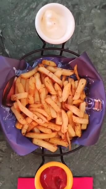 Pommes Frites Mit Gewürzen Einem Teller Auf Dem Tisch Einem — Stockvideo