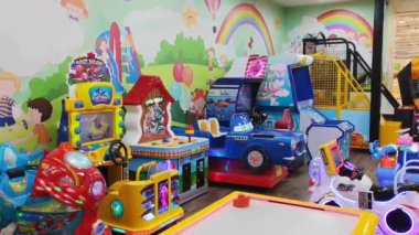 Antalya, Türkiye, 14 Nisan 2023. Çocuk eğlence merkezindeki çeşitli kumar makineleri ve eğlence merkezleri