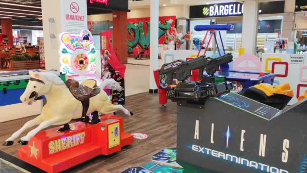 Antalya Törökország 2023 Április Különböző Játékgépek Látnivalók Gyermek Szórakoztató Központban — Stock videók