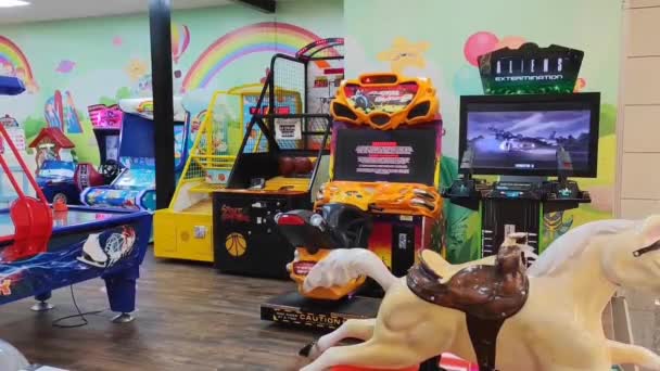 Antalya Törökország 2023 Április Különböző Játékgépek Látnivalók Gyermek Szórakoztató Központban — Stock videók