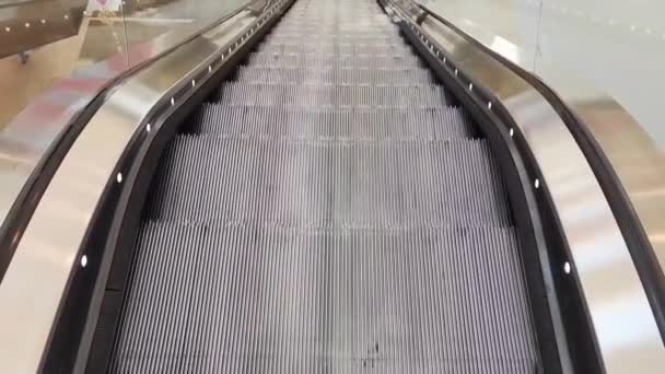 ショッピングモールの階段のある動く金属製のエスカレーターの階段 — ストック動画