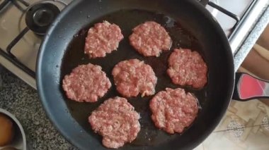 Doğal sığır pirzolası kızartma tavasında yağda kızartılır.