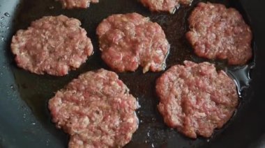 Doğal sığır pirzolası kızartma tavasında yağda kızartılır.