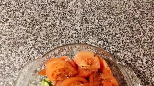 Insalata Pomodori Arancioni Freschi Con Condimenti Piatto Trasparente Vetro — Video Stock