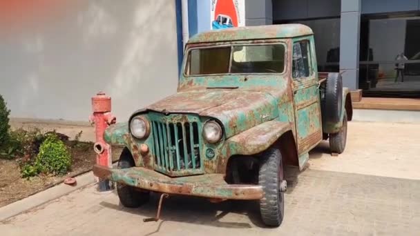Antalya Turkije April 2023 Oude Vintage Militaire Groene Roestige Personenauto — Stockvideo