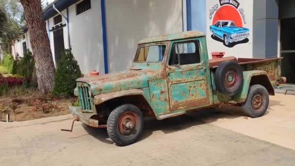 Antalya Tyrkiet April 2023 Gammel Vintage Militær Grøn Rusten Personbil – Stock-video