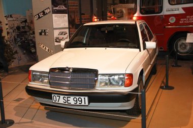 Antalya, Türkiye, 23 Nisan 2023. İnsanları taşımak için eski ve nadir bir yolcu vagonu.