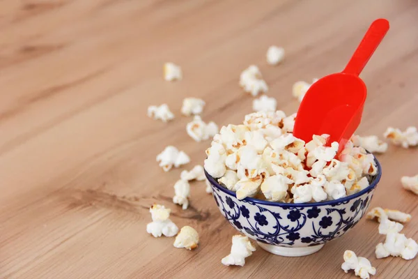 Popcorn Blanc Frit Dans Une Assiette Décorative Une Cuillère Rouge — Photo