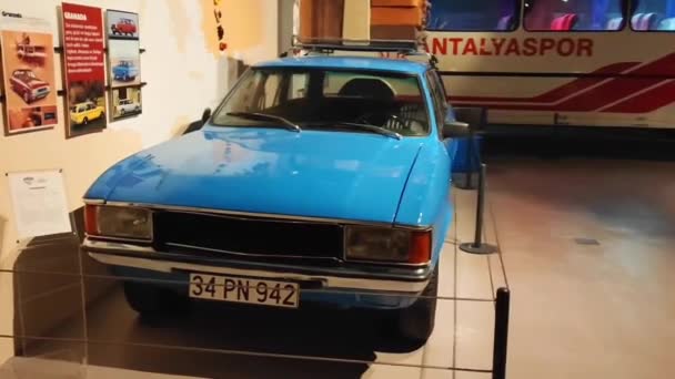 Antalya Turcja Kwietnia 2023 Stary Rzadki Niebieski Samochód Pasażerski Przewozu — Wideo stockowe