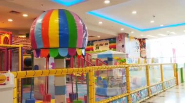 Antalya, Türkiye, 14 Nisan 2023. Kumar makineleri ve eğlenceleri olan çocuk eğlence merkezi.