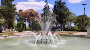 Şehir parkında yüksek jetli bir çeşme