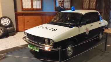 Antalya, Türkiye, 15 Mayıs 2023. Çatıda mavi ışıklı, ender bulunan beyaz bir polis arabası.