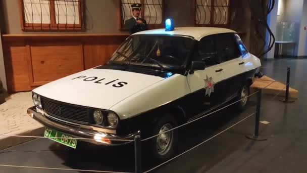 アンタルヤ トルコ 2023年5月15日 屋根の上に青い光が点滅する古い珍しい白い警察の車 — ストック動画