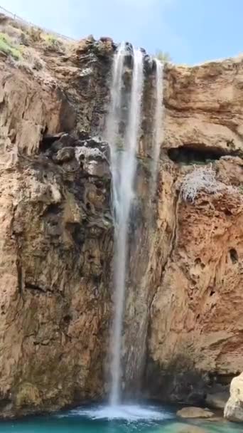 一个巨大的瀑布从山上掉入海中 — 图库视频影像