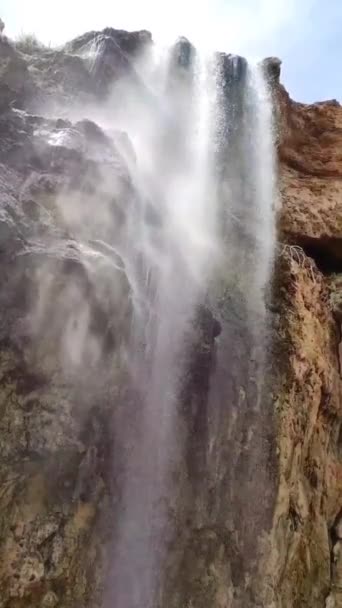 一个巨大的瀑布从山上掉入海中 — 图库视频影像