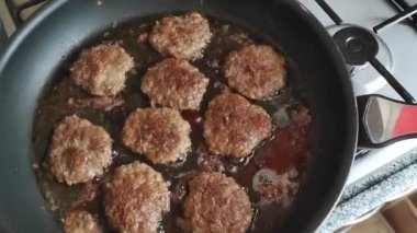 Biftek köfteleri kızartma tavasında yağda kızartılır.