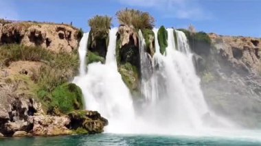 Dağlardan mavi Akdeniz 'e güzel bir şelale düşüyor.