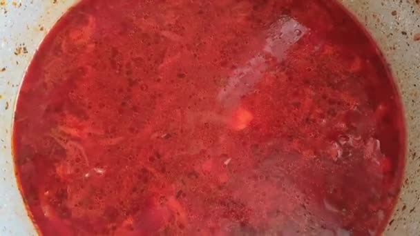 赤ビートスープBorschtでA鍋クローズアップ — ストック動画
