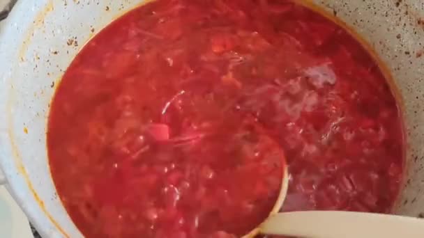 锅里的红甜菜汤罗宋汤和勺子混在一起 — 图库视频影像