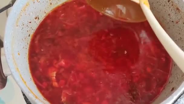 Κόκκινη Σούπα Τεύτλων Borscht Μια Κατσαρόλα Αναμειγνύεται Μια Κουτάλα — Αρχείο Βίντεο
