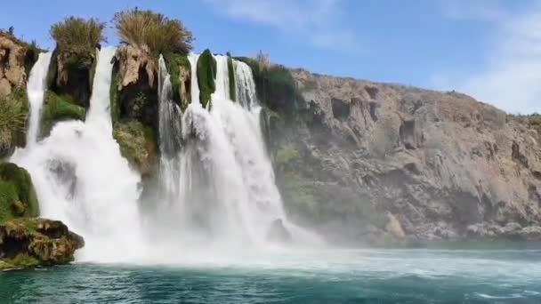 Красивый Водопад Падает Гор Голубое Средиземное Море — стоковое видео