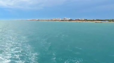 Mavi denizde güzel dalgalar Bir motorlu tekneden